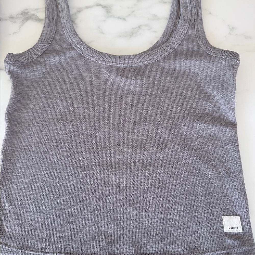 Vuori Ribbed Crop Tank Top in Gray